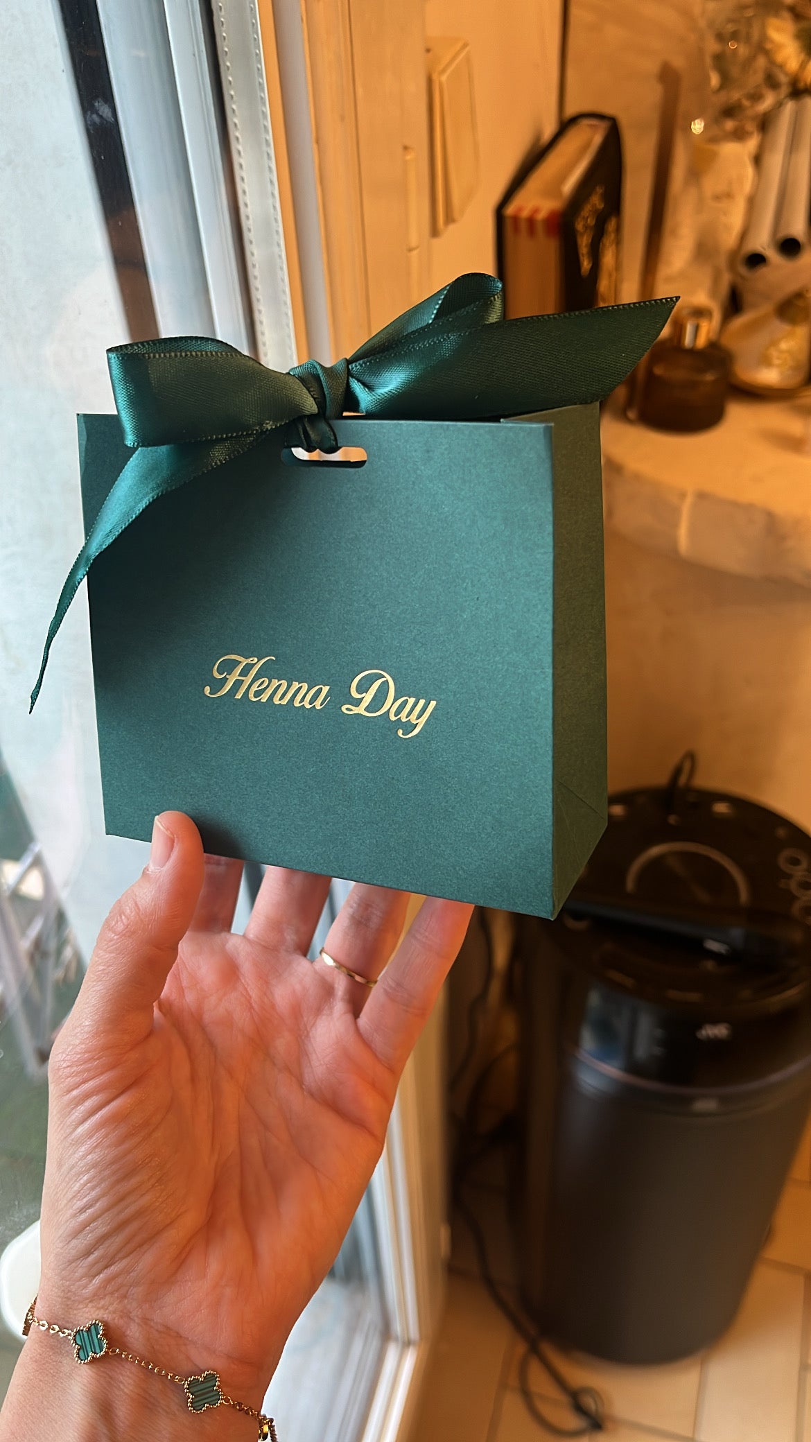 Sac cadeau henna day - Miroir, Chouchou satiné, Rouge à lèvre magique